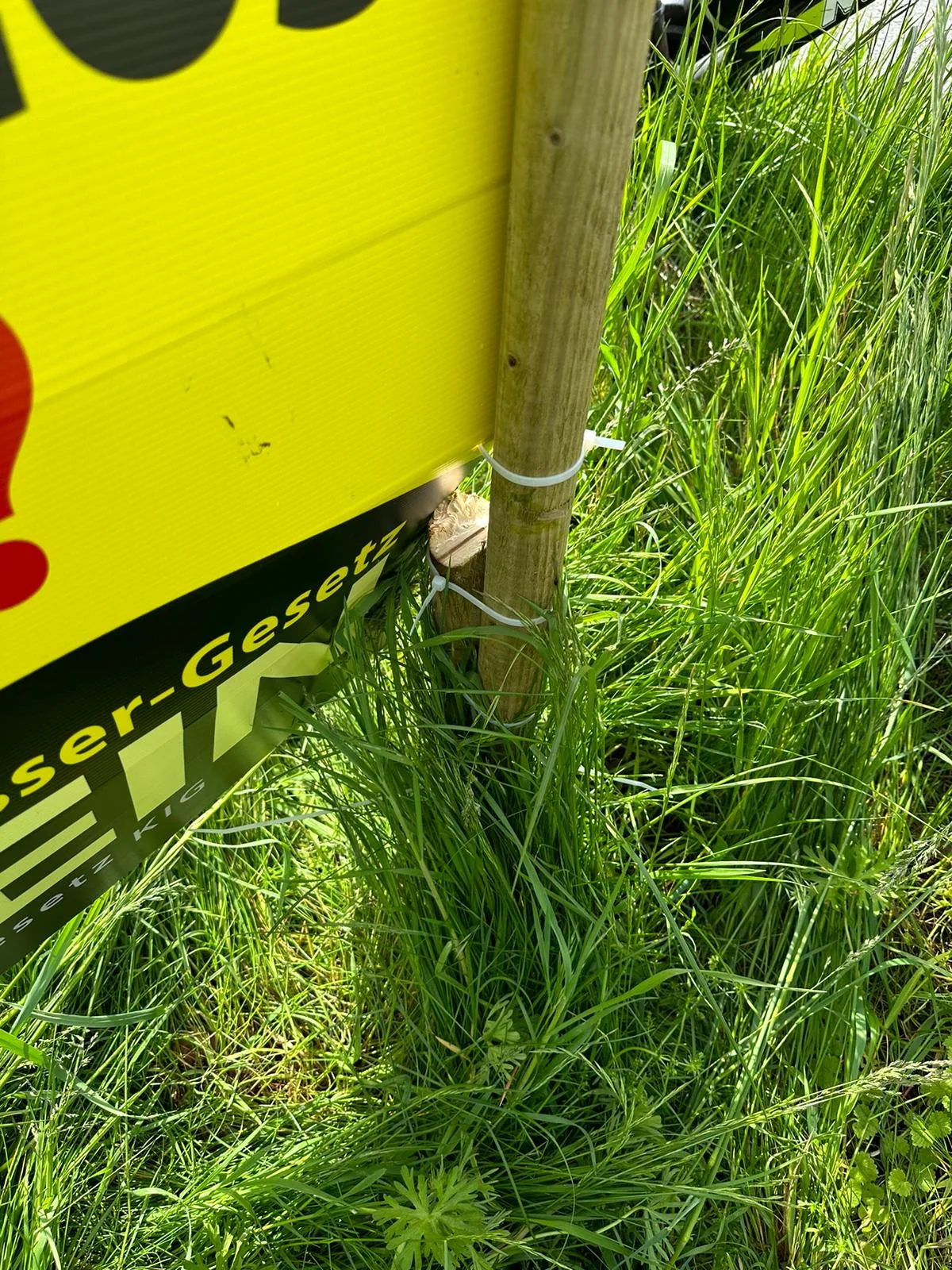 Wer einen Hinweis auf die Täterschaft hat, erhält eine Belohnung. Impressionen des Plakatvandalismus an den Plakaten der Wetziker SVP
