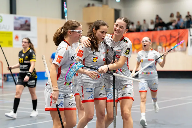 Die Spielerinnen der Floorball Riders freuen sich über einen Torerfolg gegen Uri. Die Spielerinnen der Floorball Riders freuen sich über einen Torerfolg gegen Uri.
