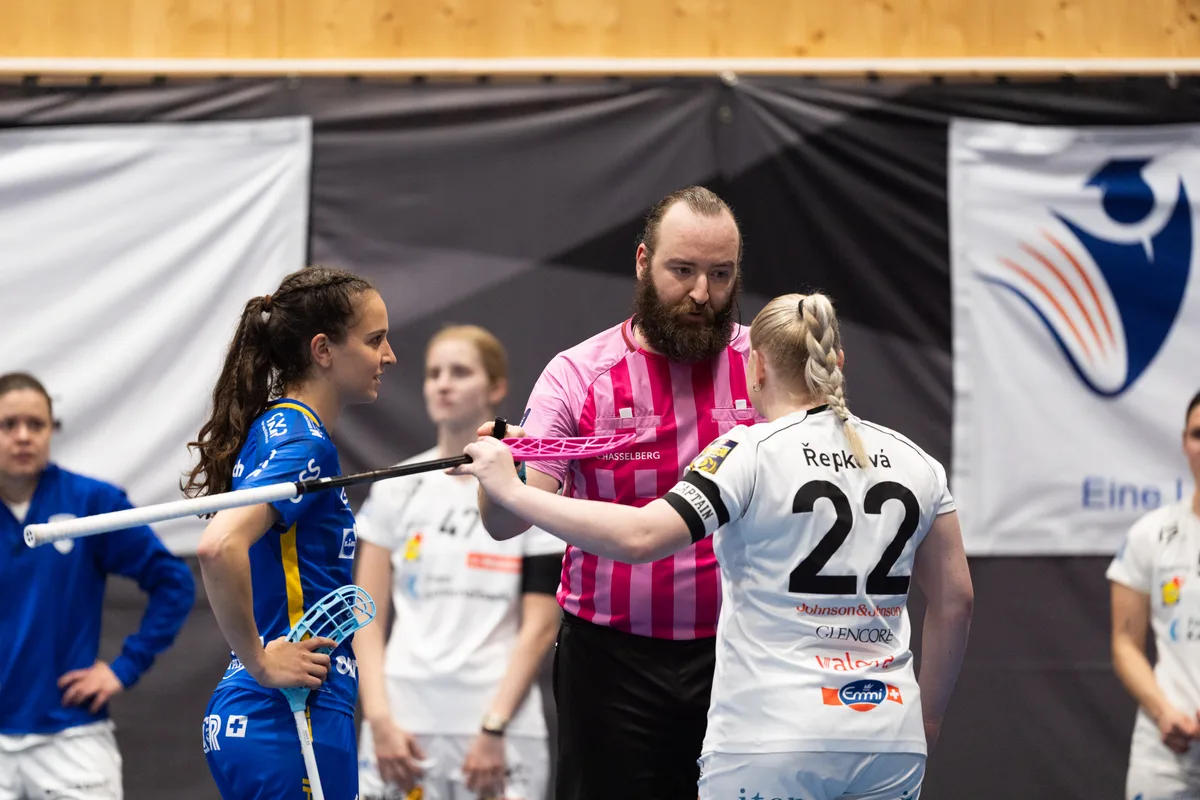 Auch ich muss bisweilen meine Entscheide erklären. Allerdings sammelt sich um mich keine Spielerinnentraube. Zwei Unihockey-Spielerinnen reden mit einem Schiedsrichter.