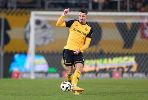 ARCHIV - 16.02.2025, Sachsen, Dresden: Fußball: 3. Liga, SG Dynamo Dresden - TSV 1860 München, 24. Spieltag, Rudolf-Harbig-Stadion; Dynamos Andi Hoti spielt den Ball. (zu dpa: «Rückschlag im Aufstiegskampf: Dynamo wochenlang ohne Hoti») Foto: Robert Michael/dpa +++ dpa-Bildfunk +++ (KEYSTONE/DPA/Robert Michael) ARCHIV - 16.02.2025, Sachsen, Dresden: Fußball: 3. Liga, SG Dynamo Dresden - TSV 1860 München, 24. Spieltag, Rudolf-Harbig-Stadion; Dynamos Andi Hoti spielt den Ball. (zu dpa: «Rückschlag im Aufstiegskampf: Dynamo wochenlang ohne Hoti») Foto: Robert Michael/dpa +++ dpa-Bildfunk +++ (KEYSTONE/DPA/Robert Michael)