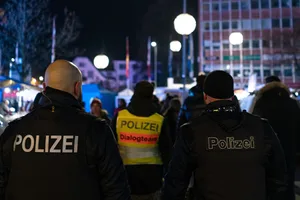 28250339-5 Über 100 Einsatzkräfte waren tagsüber und nachts in Uster präsent.