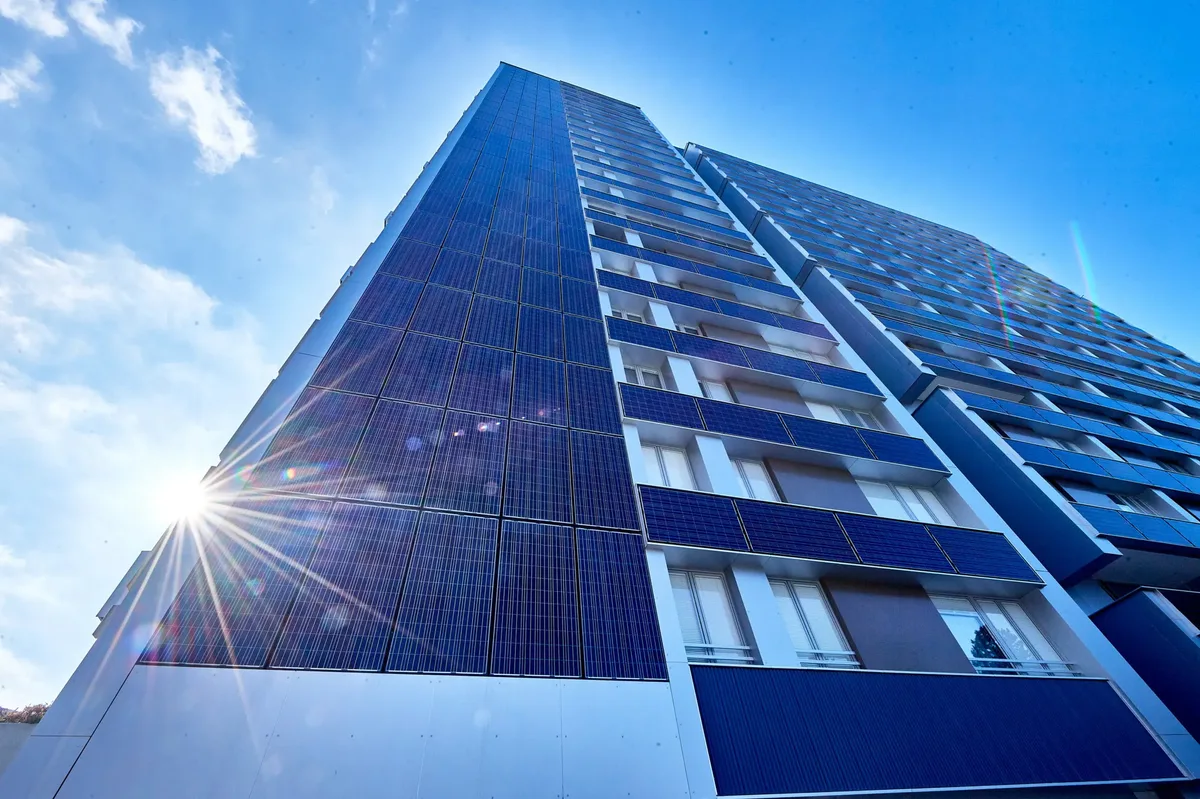 Solarpanels an Fassaden gibt es in der ganzen Schweiz, wie etwa hier in Bern.