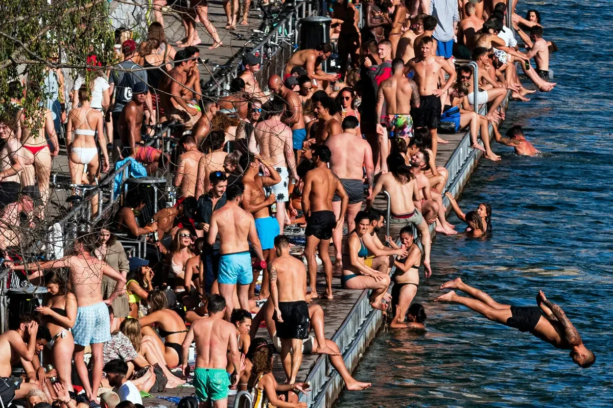 Massen an Menschen vergnügen sich im Sommer beim Baden am Oberen Letten in Zürich. Massen an Menschen vergnügen sich im Sommer beim Baden am Oberen Letten in Zürich.
