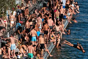 Massen an Menschen vergnügen sich im Sommer beim Baden am Oberen Letten in Zürich. Massen an Menschen vergnügen sich im Sommer beim Baden am Oberen Letten in Zürich.