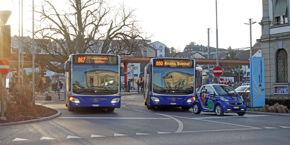 31160038-2 An der Kreuzung in Wetzikon war in den Jahren 2020 und 2021 während zwei Jahren ein intelligentes Ampelsystem in Betrieb. Dieses hat dafür gesorgt, dass die VZO Busse deutlich pünktlicher verkehrten.