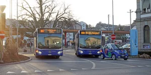 31160038-2 An der Kreuzung in Wetzikon war in den Jahren 2020 und 2021 während zwei Jahren ein intelligentes Ampelsystem in Betrieb. Dieses hat dafür gesorgt, dass die VZO Busse deutlich pünktlicher verkehrten.