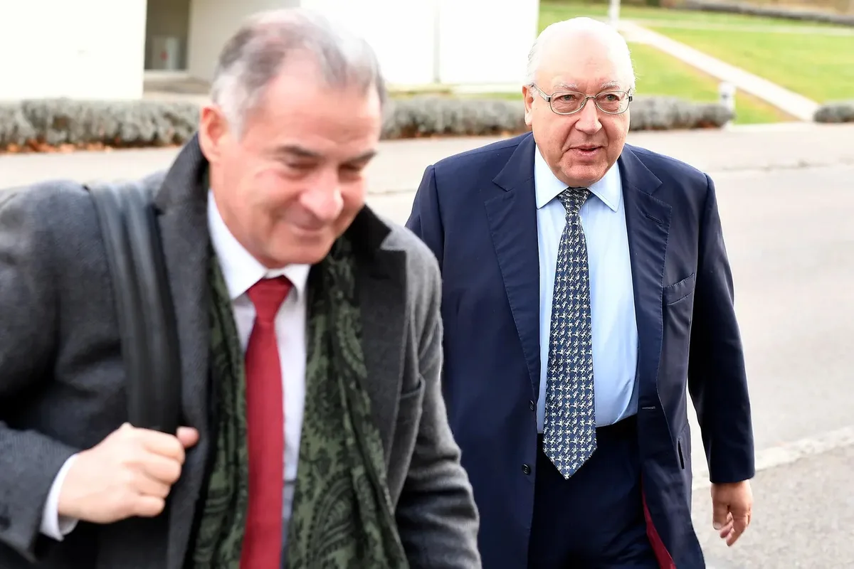 Urs E. Schwarzenbach im November 2017. Links im Bild sein Kommunikationsberater Sacha Wigdorovits. Zwei alte Männer.