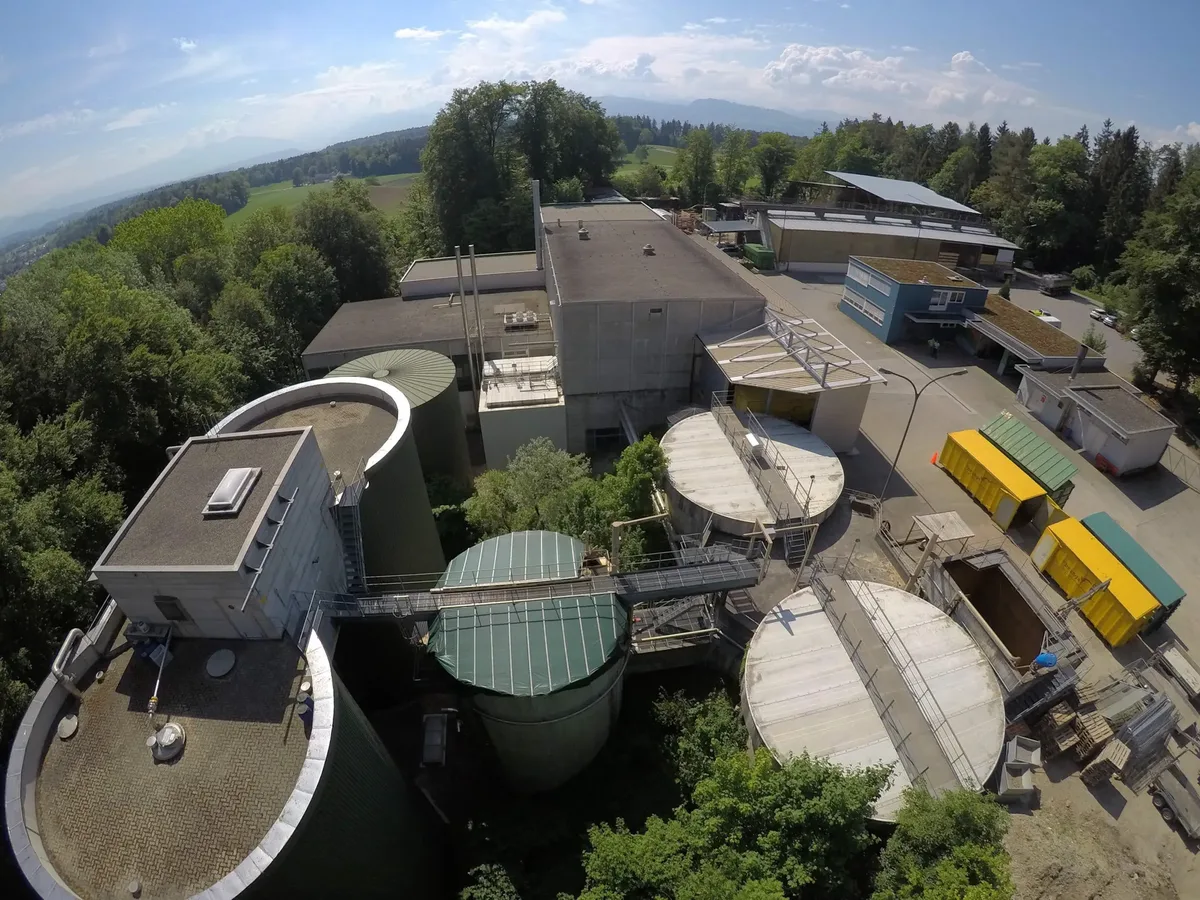Jährlich werden Zehntausende Tonnen Klärschlamm in dieser Anlage aufbereitet. Eine Entsorgungsstelle für Abfall.