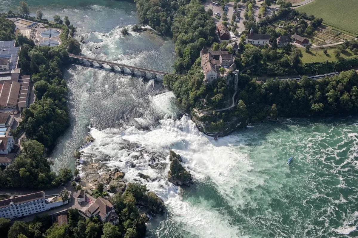 Der Rheinfall aus der Luft, oberhalb das Schloss Laufen im Kanton Zürich. 