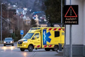 Die Rettungswagen von Regio 144 sind vorübergehend auch im Kanton Glarus im Einsatz. Die Rettungswagen von Regio 144 sind vorübergehend auch im Kanton Glarus im Einsatz.