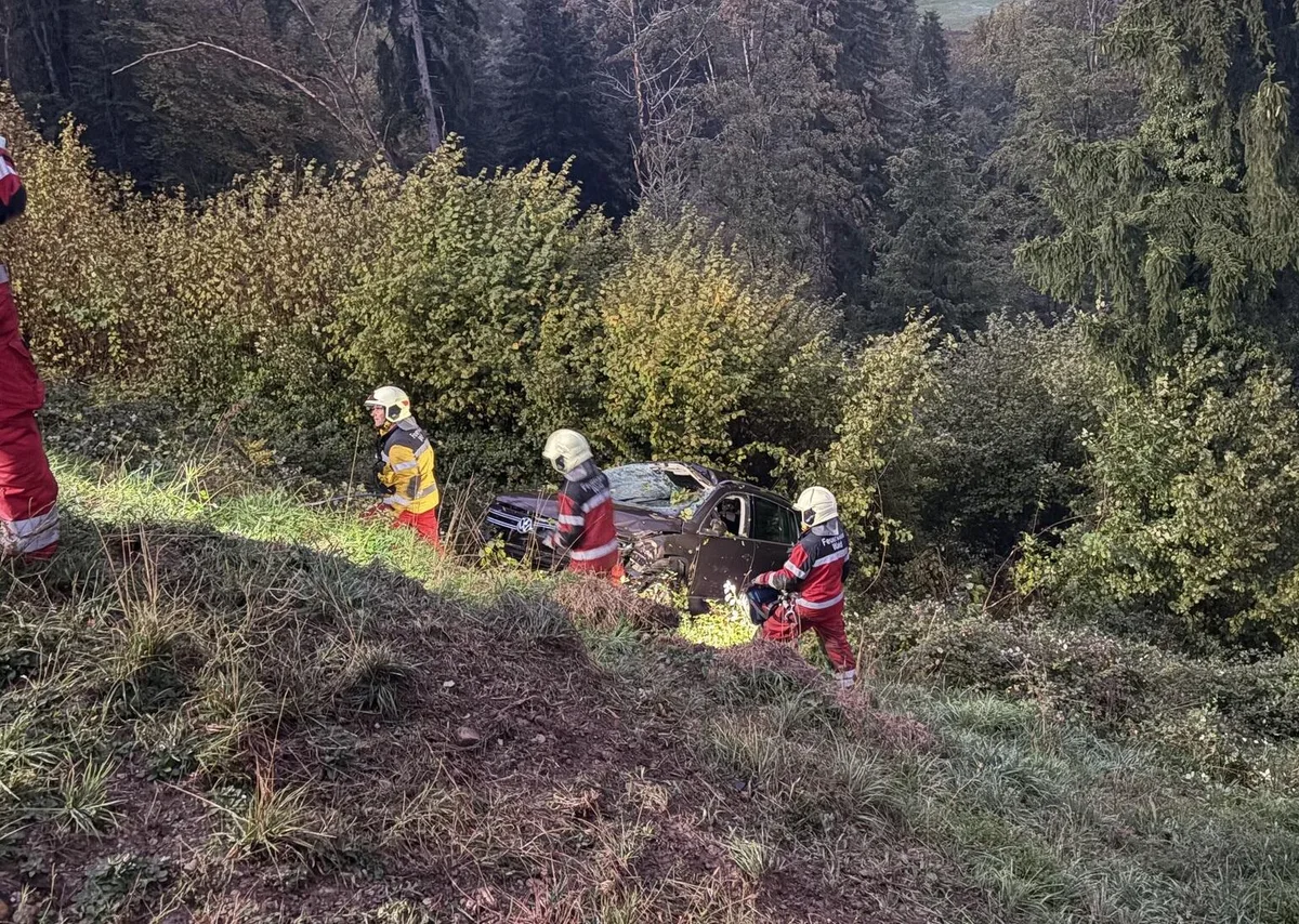 Die Bergung des Wagens gestaltete sich schwierig. Der Fahrer wurde sofort ins Spital geflogen. Die Bergung des Wagens gestaltete sich schwierig. Der Fahrer wurde sofort ins Spital geflogen.