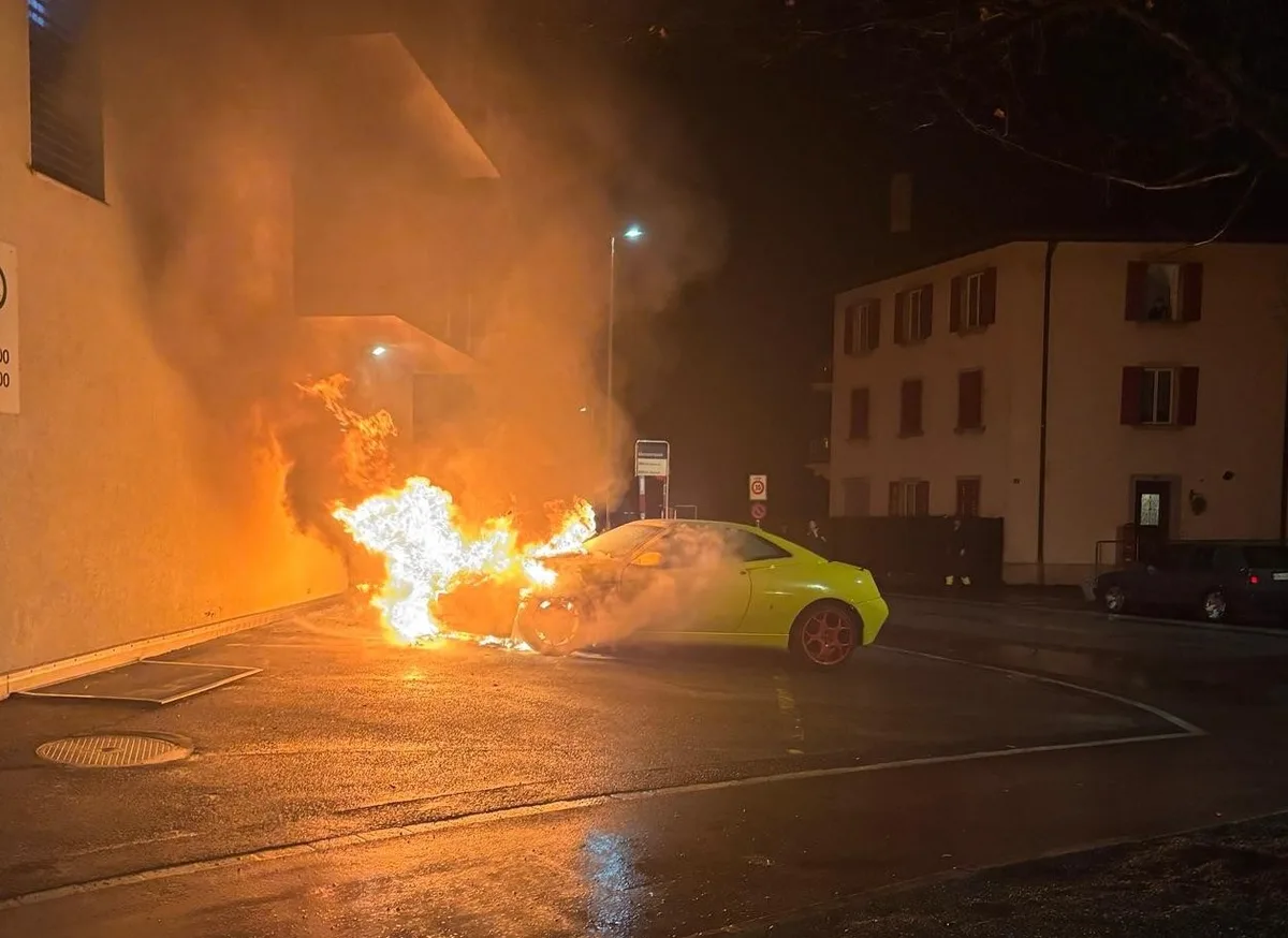 Die Feuerwehr Rüti musste am Sonntagabend an einen Fahrzeugbrand ausrücken. Die Feuerwehr Rüti musste am Sonntagabend an einen Fahrzeugbrand ausrücken.