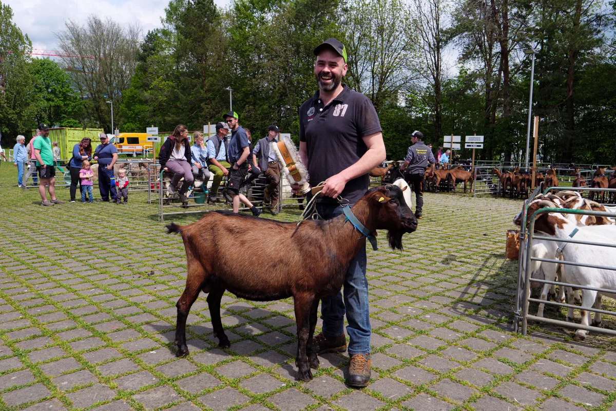 Züchter Sandro Gmür posiert mit Gewinnerbock.
