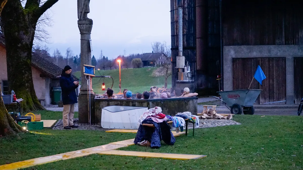 Das Kollektiv Hotel Regina macht eine Tour durch den Kanton Zürich und beheizt Brunnen im öffentlichen Raum, so dass die Menschen dort baden können. Das Kollektiv Hotel Regina macht eine Tour durch den Kanton Zürich und beheizt Brunnen im öffentlichen Raum, so dass die Menschen dort baden können.