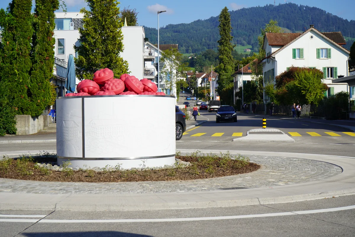 Der neue «Schätti»-Kreisel in Hinwil ist eine Hommage an die H. Schätti Confiserie, die einst Bonbons in Hinwil produzierte.