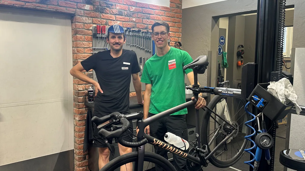 Tyler Haab (schwarzes Shirt) und Remo Teuscher (grünes Shirt) von der Veloplus-Filiale in Wetzikon haben das Rennrad einer türkischen Profirennfahrerin, Neyran Elden,
repariert. Tyler Haab (schwarzes Shirt) und Remo Teuscher (grünes Shirt) von der Veloplus-Filiale in Wetzikon haben das Rennrad einer türkischen Profirennfahrerin, Neyran Elden,
repariert.