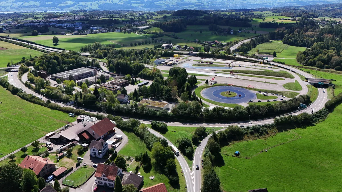 19907373-1 Die Winterthurerstrasse (unten im Bild), die den Betzholzkreisel mit Hinwil verbindet, wird ab dem 7. September jeweils zwischen 19 und 5 Uhr gesperrt.