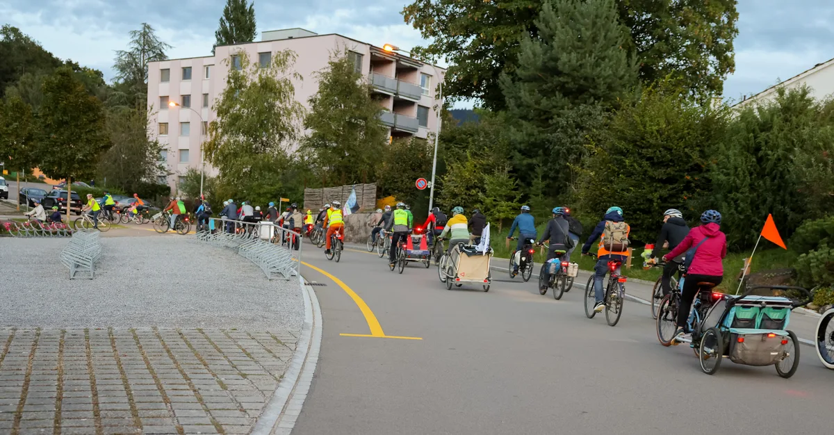 13048416-1 Gemeinsam in die Pedale: Die Velodemo bringt jedes Jahr Velofahrer aus verschiedenen Generationen zusammen. (Archivfoto)