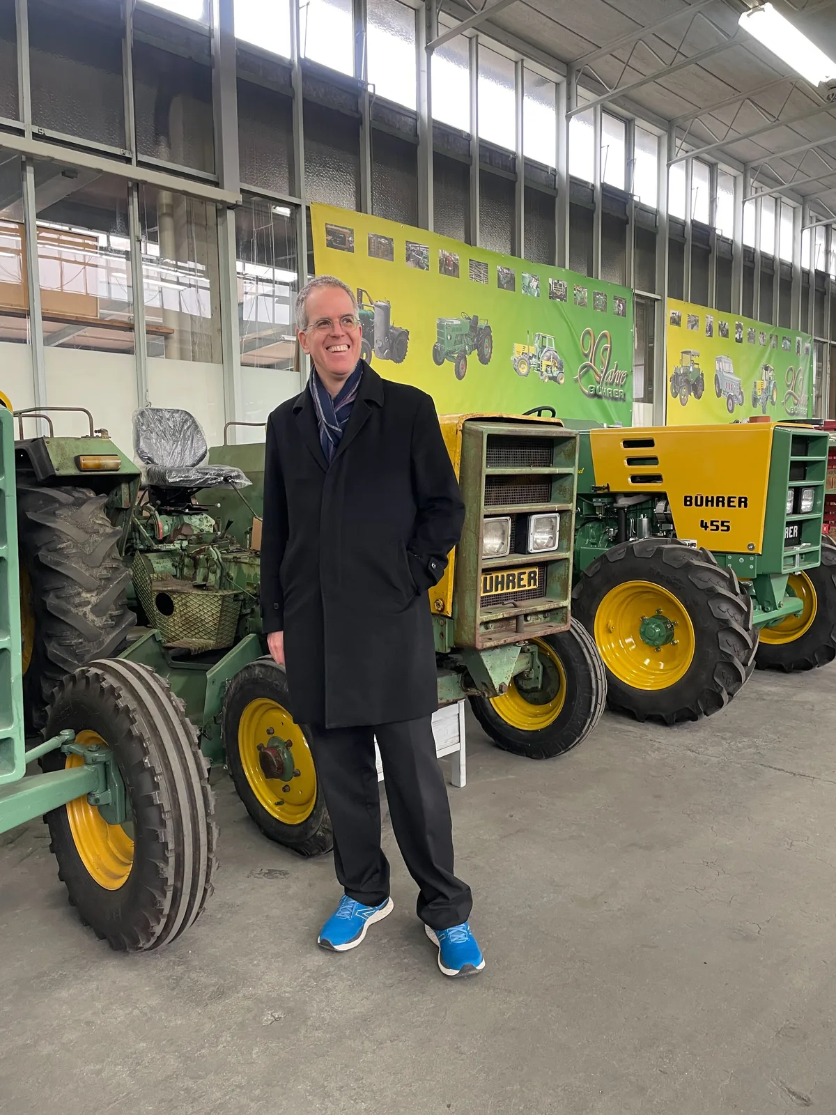 23541584-5 Michel Eichenberger kann wieder lachen - die Bührer Traktorenfabrik hat sich vom Grossbrand erholt.
