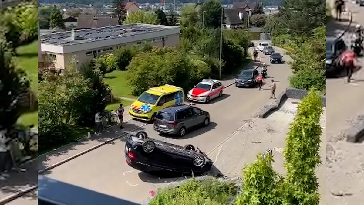 29543328-13 Luftaufnahme des Unfallorts mit dem auf dem Dach liegenden Auto.