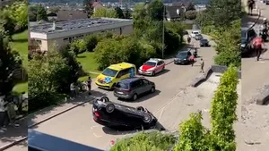 29543328-13 Luftaufnahme des Unfallorts mit dem auf dem Dach liegenden Auto.