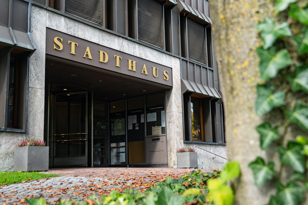 Im Wetziker Stadthaus wurden kritische Stimmen gegenüber dem Führungsstil der Stadtschreiberin laut. Jetzt muss sich die kantonale Ombudsstelle mit dem Fall befassen.