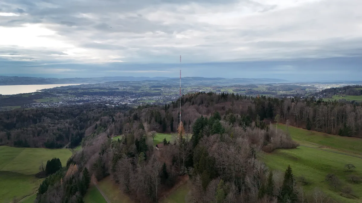 Auf dem Batzberg zwischen Wald und Rüti – hier noch eine Aufnahme mit dem 120 Meter hohen Messmast – hat es genug Wind für den Betrieb eines Windparks.
