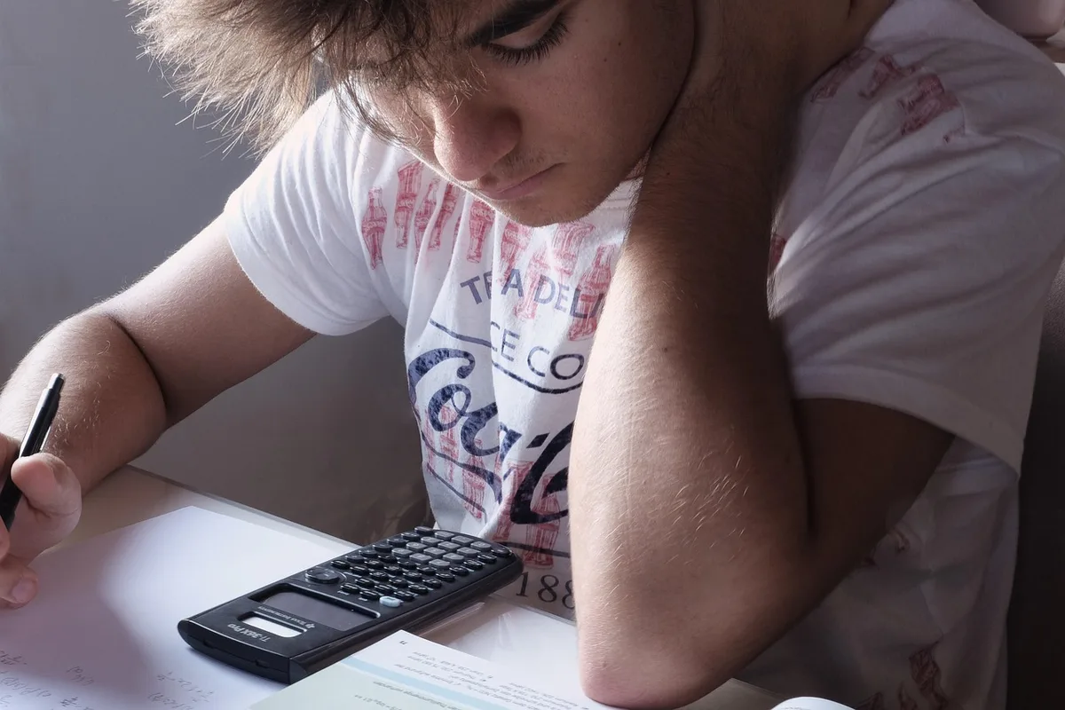 Stress an der Schule belastet die Jugendlichen zunehmend. Stress an der Schule belastet die Jugendlichen zunehmend.
