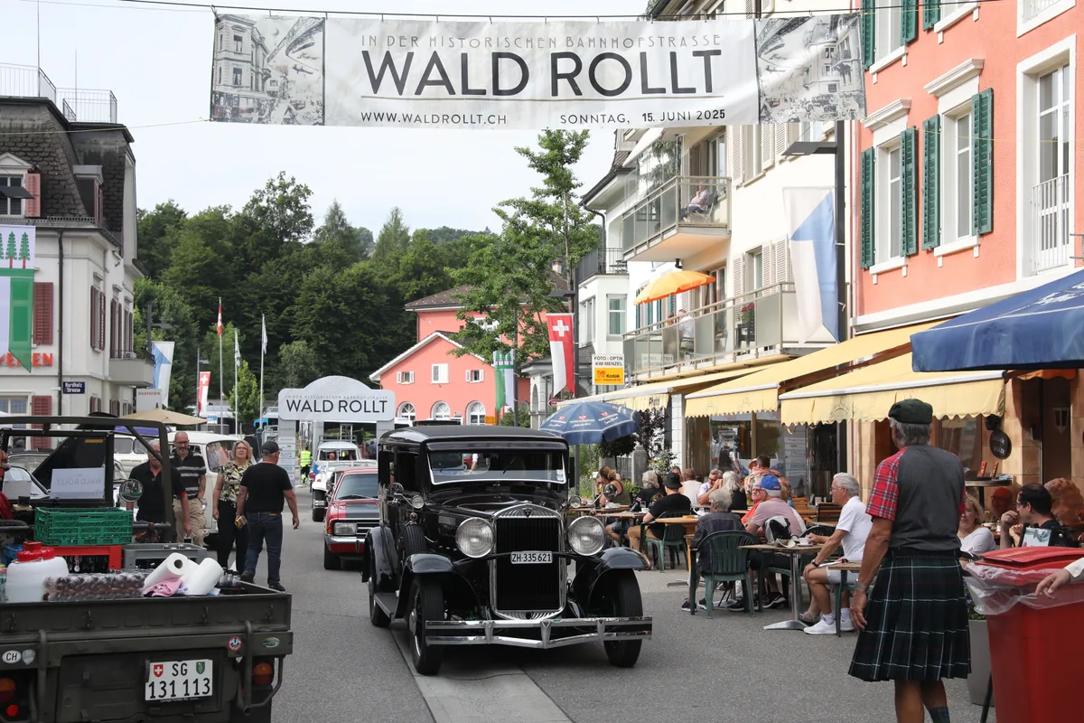 Die historische Bahnhofstrasse von Wald wurde zur Kulisse für stilvolle Klassiker, begleitet vom neugierigen Publikum und strahlender Stimmung.