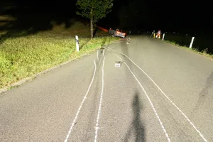 26200368-7 Bei einem Selbstunfall geriet ein Sportwagen von der Fahrbahn.