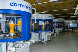 27459768-14 Dormakaba macht im ersten Halbjahr des Geschäftsjahrs 2025/26 weniger Umsatz und weniger Gewinn. Blick in die Produktion in Wetzikon.