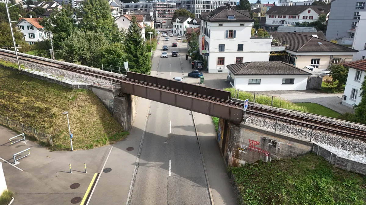 Bald gibt es hier kein Durchkommen mehr. Die SBB-Bahnbrücke über der Usterstrasse in Wetzikon hat ausgedient. (Archiv) Bald gibt es hier kein Durchkommen mehr. Die SBB-Bahnbrücke über der Usterstrasse in Wetzikon hat ausgedient. (Archiv)