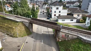 Bald gibt es hier kein Durchkommen mehr. Die SBB-Bahnbrücke über der Usterstrasse in Wetzikon hat ausgedient. (Archiv) Bald gibt es hier kein Durchkommen mehr. Die SBB-Bahnbrücke über der Usterstrasse in Wetzikon hat ausgedient. (Archiv)