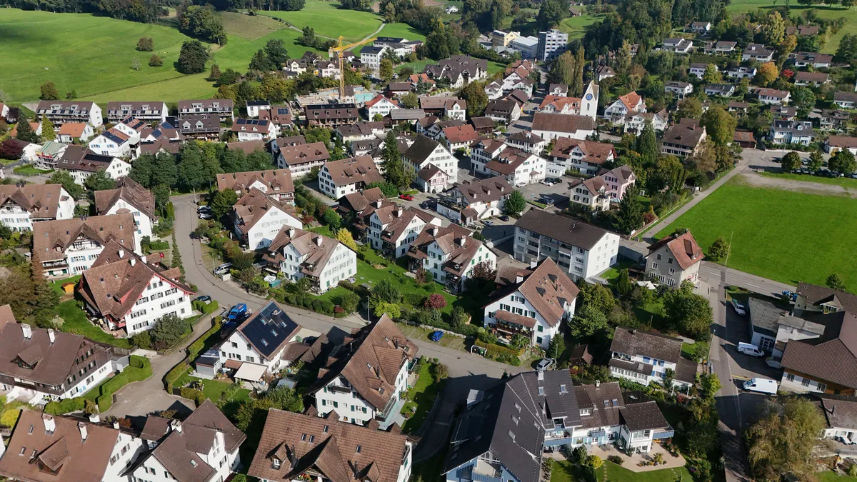 Dürnten ist kein sehr grosses Dorf, wird aber von viel Verkehr heimgesucht. (Symbol) Dürnten ist kein sehr grosses Dorf, wird aber von viel Verkehr heimgesucht. (Symbol)