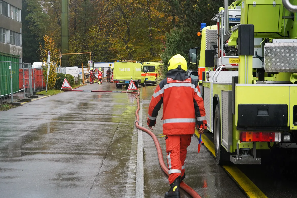 Der Brand bricht in einem der unteren Räume der Elma Electronic AG aus, einem Unternehmen aus der Elektronikbranche.