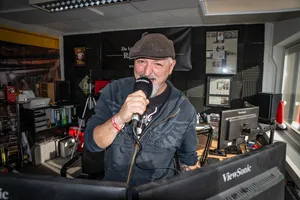 27794287-5 Kaum jemand schlüpft so häufig in verschiedene Rollen wie Betschi: Mal ist er Nachtwächter, Musiker, Radiocoach oder Standbetreiber beim Büchsenschiessen auf einem Open-Air-Festival.