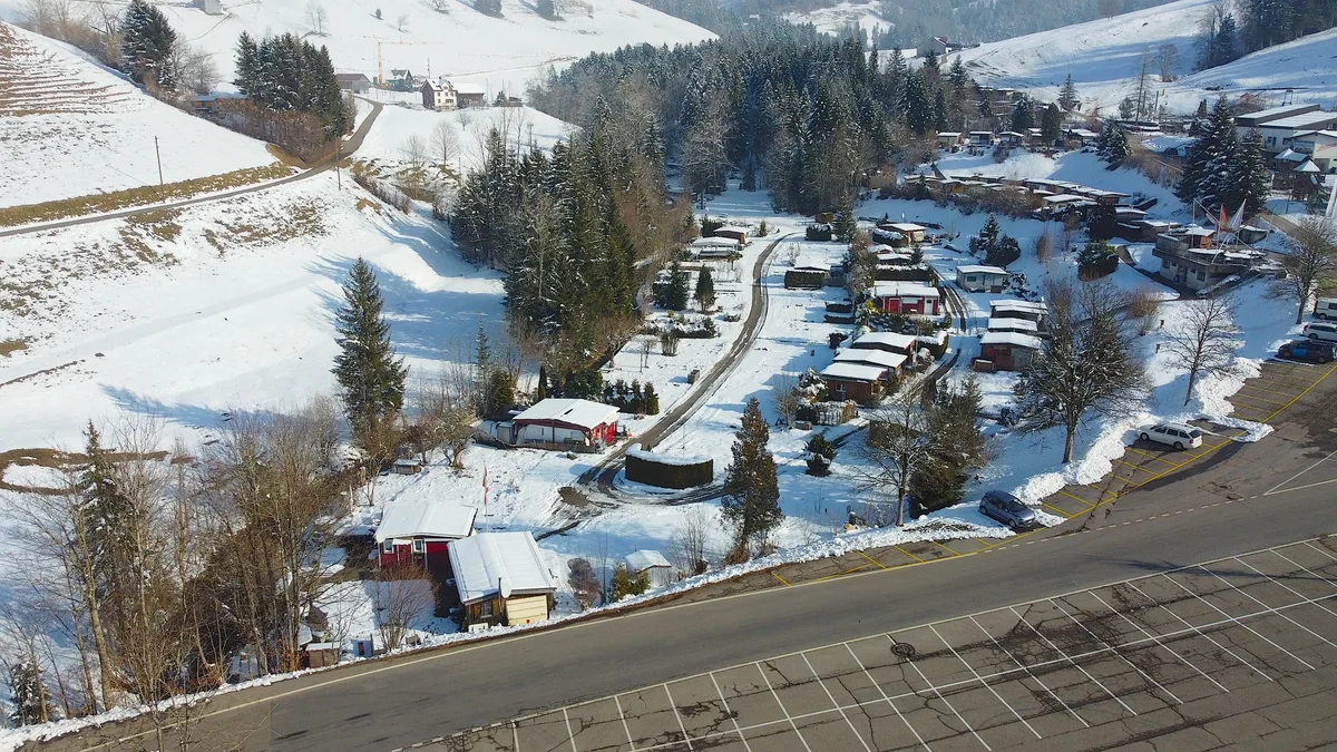 Obschon die Gemeinde Eschenbach räumen wollte: Immer harren noch 14 Parteien auf dem Campingplatz Atzmännig aus. Obschon die Gemeinde Eschenbach räumen wollte: Immer harren noch 14 Parteien auf dem Campingplatz Atzmännig aus.