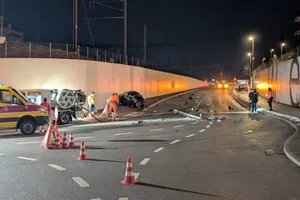 An dieser Stelle kam es zu einem Unfall. Das Auto ist nun ein Fall für die Schrottpresse. An dieser Stelle kam es zu einem Unfall. Das Auto ist nun ein Fall für die Schrottpresse.