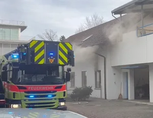 In Bubikon stand am Sonntagnachmittag ein Mehrfamilienhaus in Flammen. In Bubikon stand am Sonntagnachmittag ein Mehrfamilienhaus in Flammen.