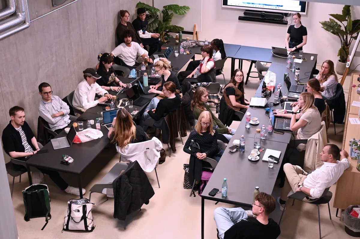 Studenten von der Fachhochschule Graubünden besuchen die ZO Medien in Wetzikon. Studenten von der Fachhochschule Graubünden besuchen die ZO Medien in Wetzikon.