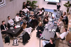 Studenten von der Fachhochschule Graubünden besuchen die ZO Medien in Wetzikon. Studenten von der Fachhochschule Graubünden besuchen die ZO Medien in Wetzikon.