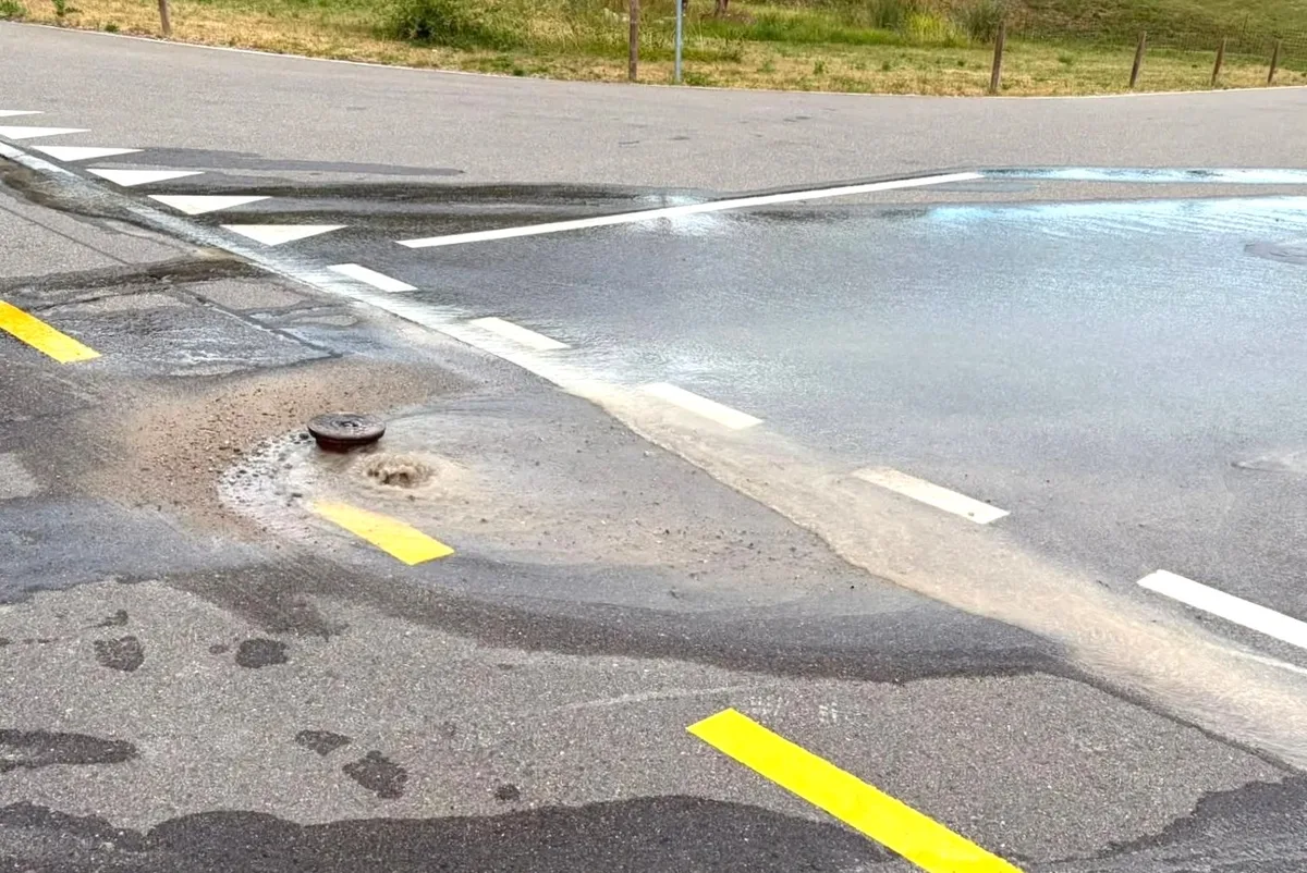 Die Spitalstrasse in Rüti wurde am Montagmorgen nach einem Wasserrohrbruch unterspült.