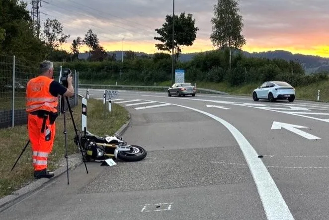 In einer Kurve kam es am Freitagmorgen auf der A15 in Hinwil zu einem Unfall.