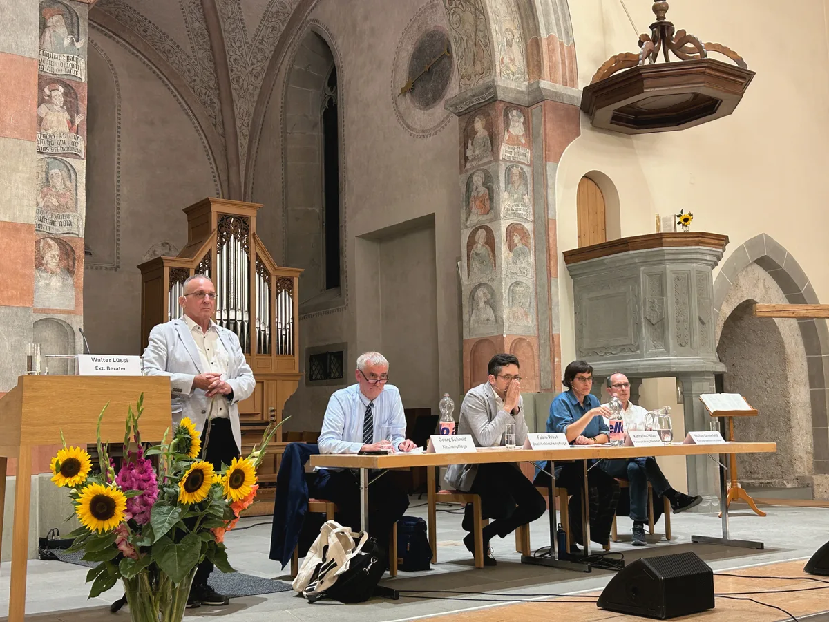 Die Behörden informieren zum Konflikt in der Kirche. Von links: Walter Lüssi, externer Berater, Georg Schmid, Präsident Kirchenpflege Rüti, Fabio Wüst, Bezirkskirchenpflege Hinwil, Katharina Hiller, Personalleiterin Pfarrschaft Kanton Zürich, und Stefan Grotefeld, Kirchenratsschreiber der Reformierten Kirche Kanton Zürich.