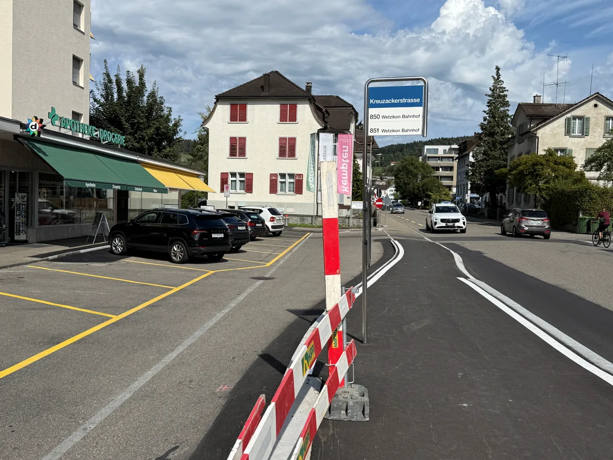 Die Parkplätze vor dem Denner an der Wetziker Bahnhofstrasse in Kempten sorgen seit dem Umbau der Bushaltestelle für rauchende Köpfe.