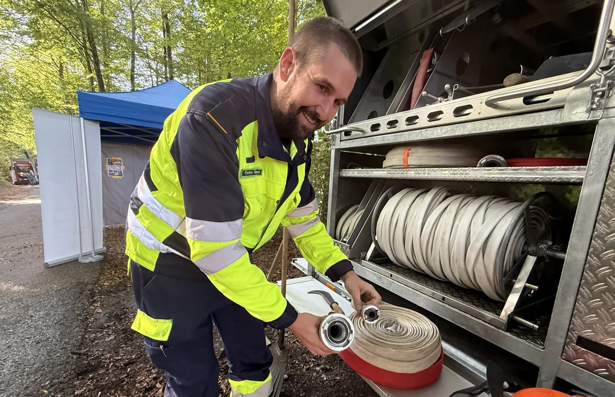 Feuerwehrmann und Postenchef Remo Hürlimann zeigt die unterschiedlichen Wasserschläuche für Waldbrände und Innenbrände. Feuerwehrmann und Postenchef Remo Hürlimann zeigt die unterschiedlichen Wasserschläuche für Waldbrände und Innenbrände.