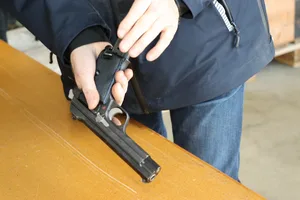 30532215-3 Freiwillige Waffenabgabe in Hinwil
