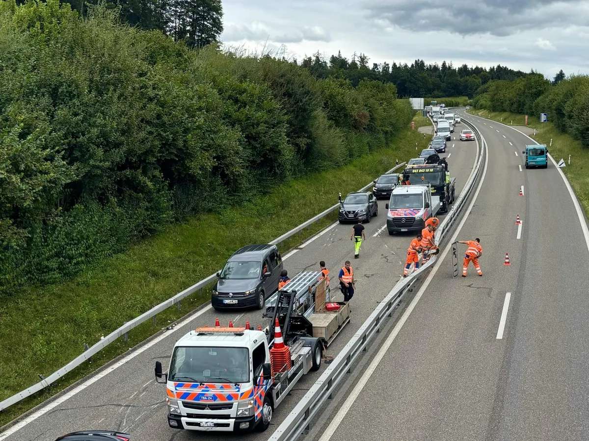 29961724-5 A52 Rückstau und Reparatur der Leitplanke.
