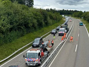 29961724-5 A52 Rückstau und Reparatur der Leitplanke.