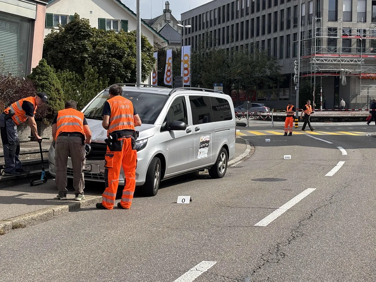Der Lieferwagen kam einige Meter nach dem Kreisel in Oberwetzikon zum Stehen.
